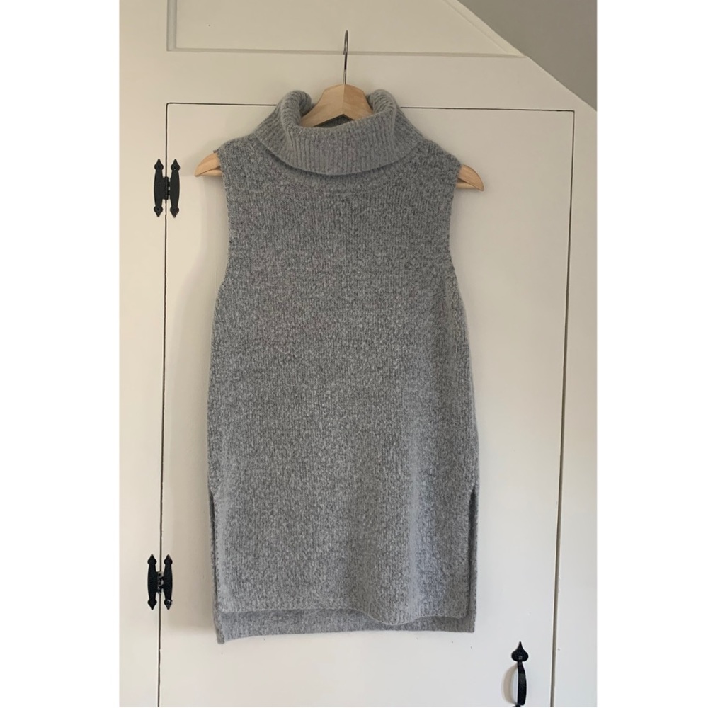 Knit sleeveless turtleneck EUC